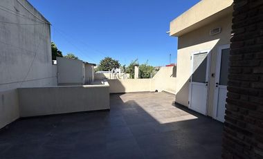 Casa en Ezpeleta Este, a pasos de la estación