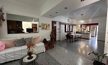 Casa en Ezpeleta Este, a pasos de la estación