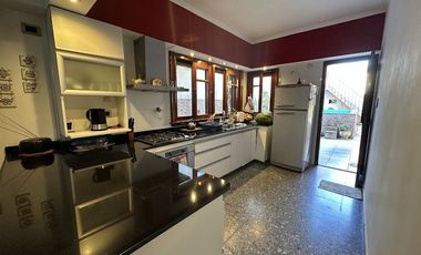 Casa en Ezpeleta Este, a pasos de la estación