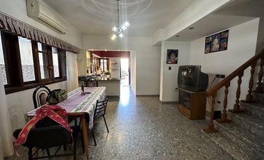 Casa en Ezpeleta Este, a pasos de la estación