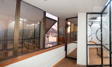 Oficina con 15 privados en Santiago centro