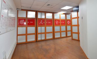 Oficina con 15 privados en Santiago centro