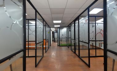 Oficina con 15 privados en Santiago centro