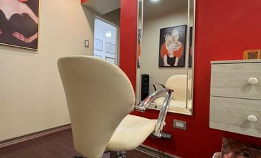 Salón de belleza y manicure frente al puerto