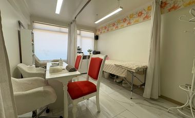 Salón de belleza y manicure frente al puerto