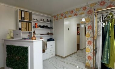 Salón de belleza y manicure frente al puerto