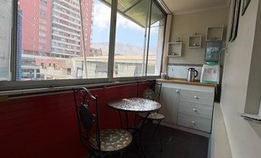 Salón de belleza y manicure frente al puerto