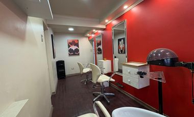 Salón de belleza y manicure frente al puerto