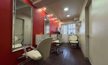 Salón de belleza y manicure frente al puerto