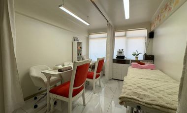 Salón de belleza y manicure frente al puerto