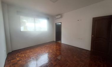 Venta de Casa en Urdesa ideal para vivienda u oficina
