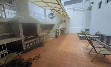 Venta de Casa en Urdesa ideal para vivienda u oficina