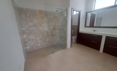 Venta de Casa en Urdesa ideal para vivienda u oficina