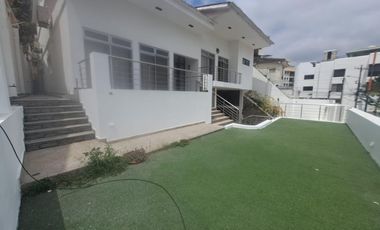 Venta de Casa en Urdesa ideal para vivienda u oficina