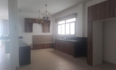 Venta de Casa en Urdesa ideal para vivienda u oficina