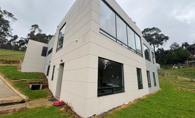 Encantadora Casa Campestre con Vista Panorámica en La Calera