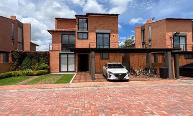 Espectacular casa de 3 niveles en condominio campestre, ubicado en Chia