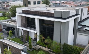 CASA EN URB. CAPELO VALLE DE LOS CHILLOS