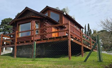 VENTA EXCELENTE CABAÑA TIPO CHALET 3 AMB . CASI NUEVA- PISCINA-EQUIPADA-A MTS CENTRO COMERCIAL SIERRA DE LOS PADRES- ASFALTO-