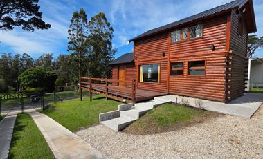 VENTA EXCELENTE CABAÑA TIPO CHALET 3 AMB . CASI NUEVA- PISCINA-EQUIPADA-A MTS CENTRO COMERCIAL SIERRA DE LOS PADRES- ASFALTO-