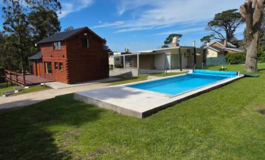 VENTA EXCELENTE CABAÑA TIPO CHALET 3 AMB . CASI NUEVA- PISCINA-EQUIPADA-A MTS CENTRO COMERCIAL SIERRA DE LOS PADRES- ASFALTO-