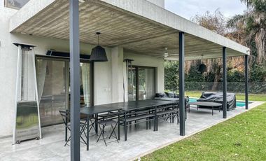 Moderna casa de 3 dormitorios en venta en Country Club Newman