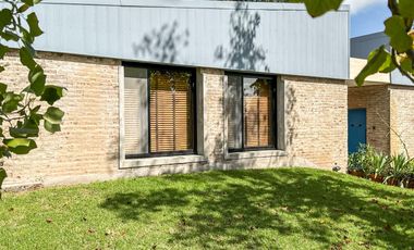 Newman II, casa venta, restaurada a nuevo, 8 amb con gran lote y pileta