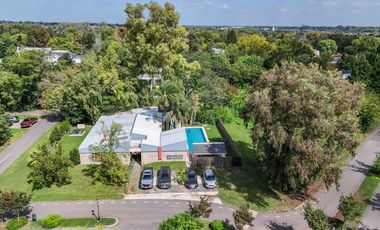 Newman II, casa venta, restaurada a nuevo, 8 amb con gran lote y pileta