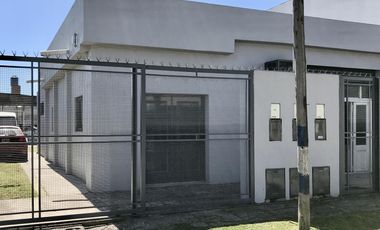 Local amplio tipo galpon en excelente zona industrial, comercial