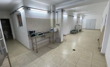 Local amplio tipo galpon en excelente zona industrial, comercial