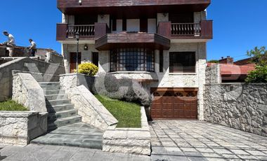 Casa en alquiler temporario - 6 Dormitorios 6 Baños - Mar del Plata