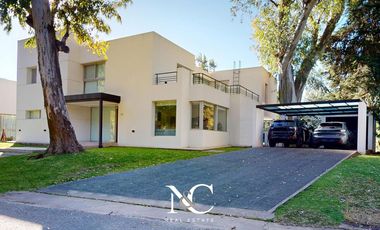 Casa en Abril Club De Campo, Barrio Lago