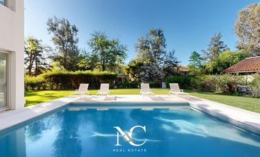 Casa en Abril Club De Campo, Barrio Lago