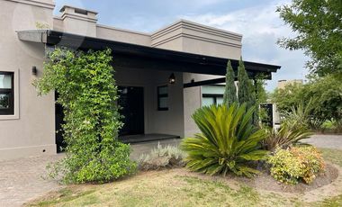 Casa en venta con renta- Barrio La Horqueta de Echeverría, Canning