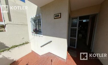 Muy linda casa con 4 dormitorios, jardin con pileta y garage.