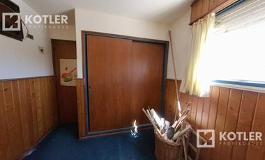 Muy linda casa con 4 dormitorios, jardin con pileta y garage.