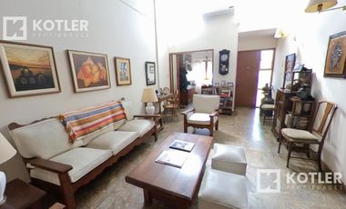 Muy linda casa con 4 dormitorios, jardin con pileta y garage.