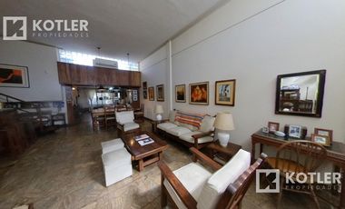 Muy linda casa con 4 dormitorios, jardin con pileta y garage.