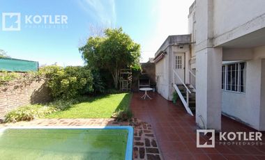 Muy linda casa con 4 dormitorios, jardin con pileta y garage.