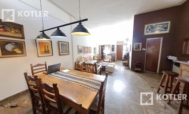 Muy linda casa con 4 dormitorios, jardin con pileta y garage.