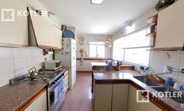 Muy linda casa con 4 dormitorios, jardin con pileta y garage.