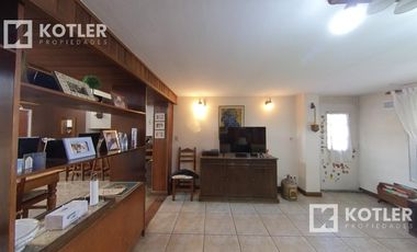 Muy linda casa con 4 dormitorios, jardin con pileta y garage.