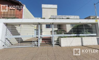 Muy linda casa con 4 dormitorios, jardin con pileta y garage.