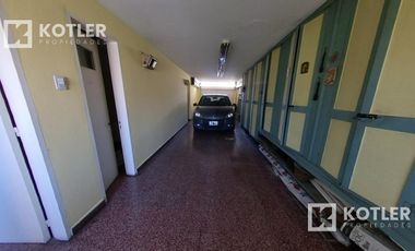 Muy linda casa con 4 dormitorios, jardin con pileta y garage.