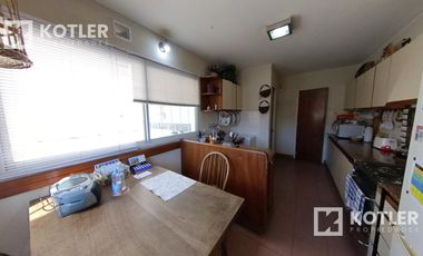 Muy linda casa con 4 dormitorios, jardin con pileta y garage.