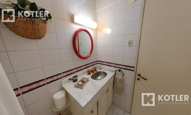 Muy linda casa con 4 dormitorios, jardin con pileta y garage.