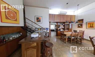 Muy linda casa con 4 dormitorios, jardin con pileta y garage.