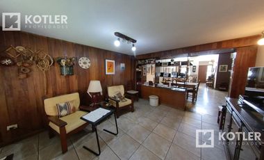 Muy linda casa con 4 dormitorios, jardin con pileta y garage.