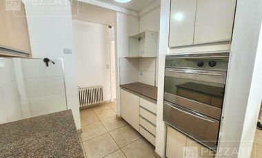 Casa en  Los Troncos. Alquiler por 24 meses. 3 dormitorios. cocina y comedor diario, amplio patio. grage y trotadora, lavadero