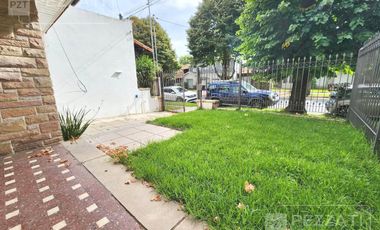 Casa en  Los Troncos. Alquiler por 24 meses. 3 dormitorios. cocina y comedor diario, amplio patio. grage y trotadora, lavadero